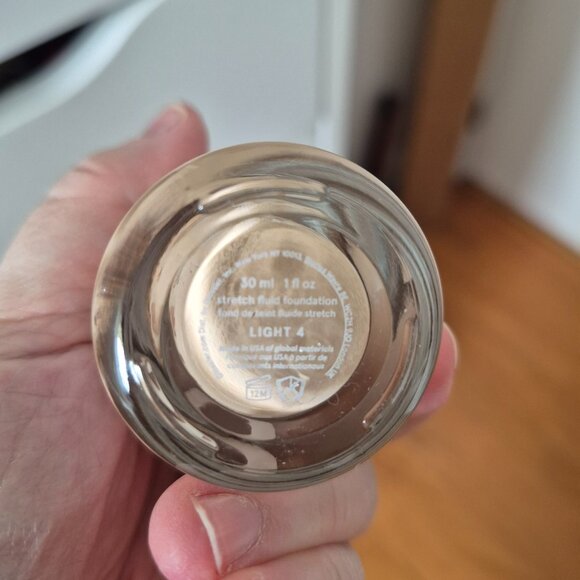 Glossier Stretch Fluid Foundation shade Light 4 - Picture 2 of 3